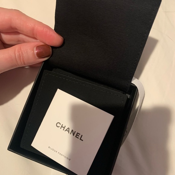 Brand new, rare and collectible authentic Chanel brooch,comes with box, bow - Picture 12 of 12